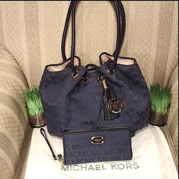 Bundle of Michael Kors Monogram Canvas Navy Tote & Continental Wallet Wristlet - Picture 16 of 16